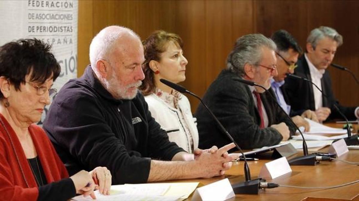 De izquierda a derecha, los periodistas Malen Aznárez, Ramón Lobo, Elsa Rodríguez, Aurelio Martín, Gervasio Sánchez e Iñaki Gil, este martes en Madrid. De izquierda a derecha, los periodistas Malen Aznárez, Ramón Lobo, Elsa Rodríguez, Aurelio Martín, Gervasio Sánchez e Iñaki Gil, este martes en Madrid.