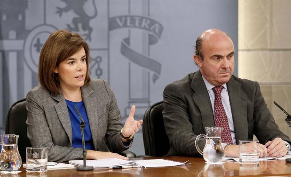 Sáenz de Santamaría y Guindos, en la rueda de prensa posterior al Consejo de Ministros. Sáenz de Santamaría y Guindos, en la rueda de prensa posterior al Consejo de Ministros.