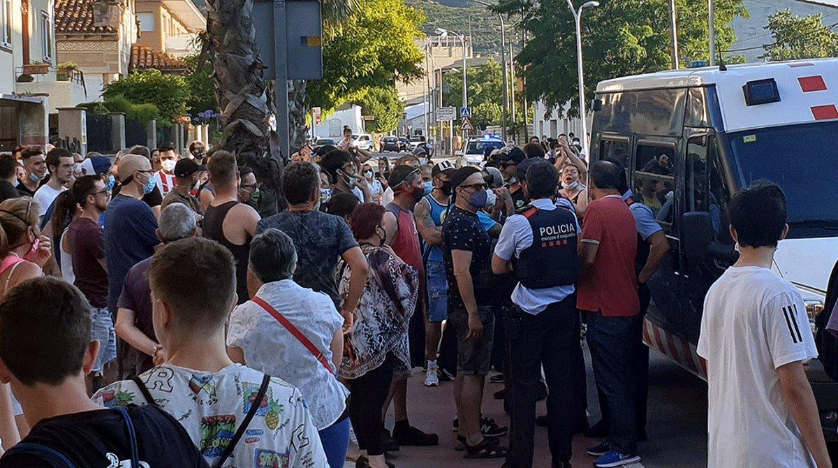 Agentes de los Mossos d’Esquadra tratan de apaciguar una concentración vecinal convocada para protestar contra la inseguridad en Llançà, el 22 de junio.
