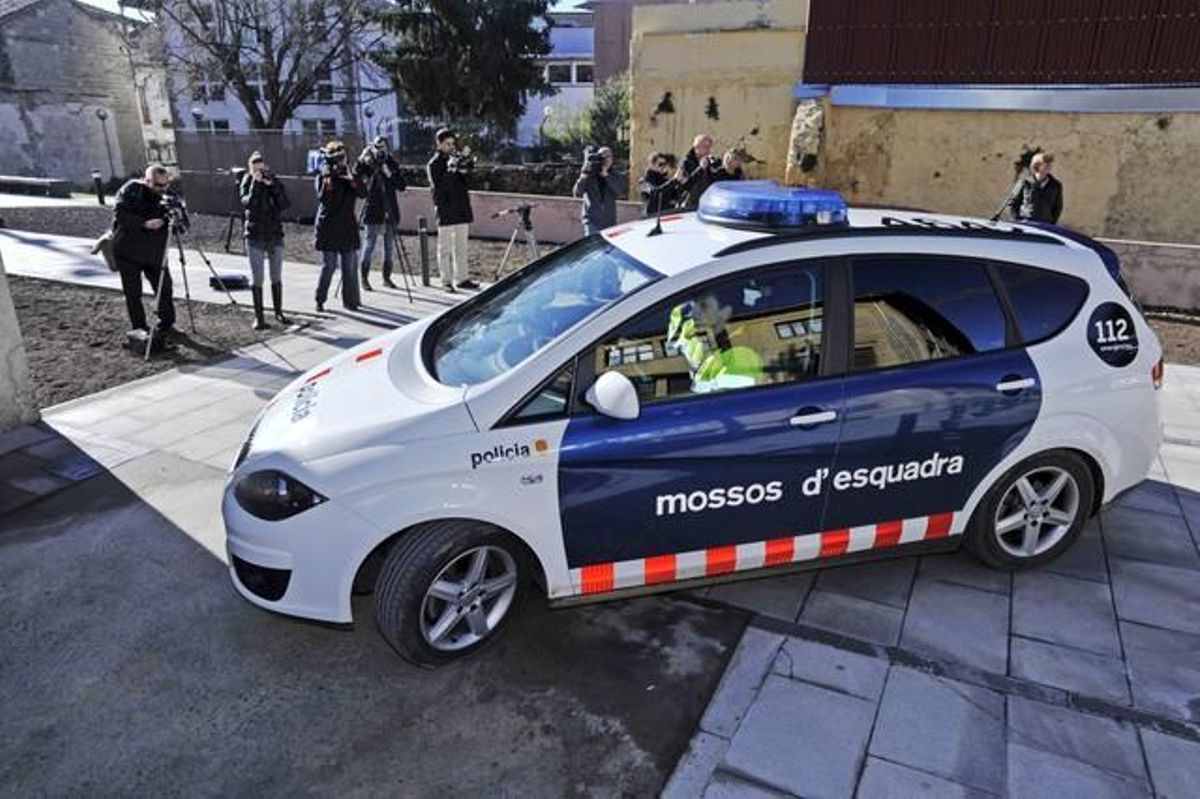 Los siete detenidos por su presunta relación con una trama de dopaje llegan en coche de los Mossos al juzgado de Olot. Los siete detenidos por su presunta relación con una trama de dopaje llegan en coche de los Mossos al juzgado de Olot.