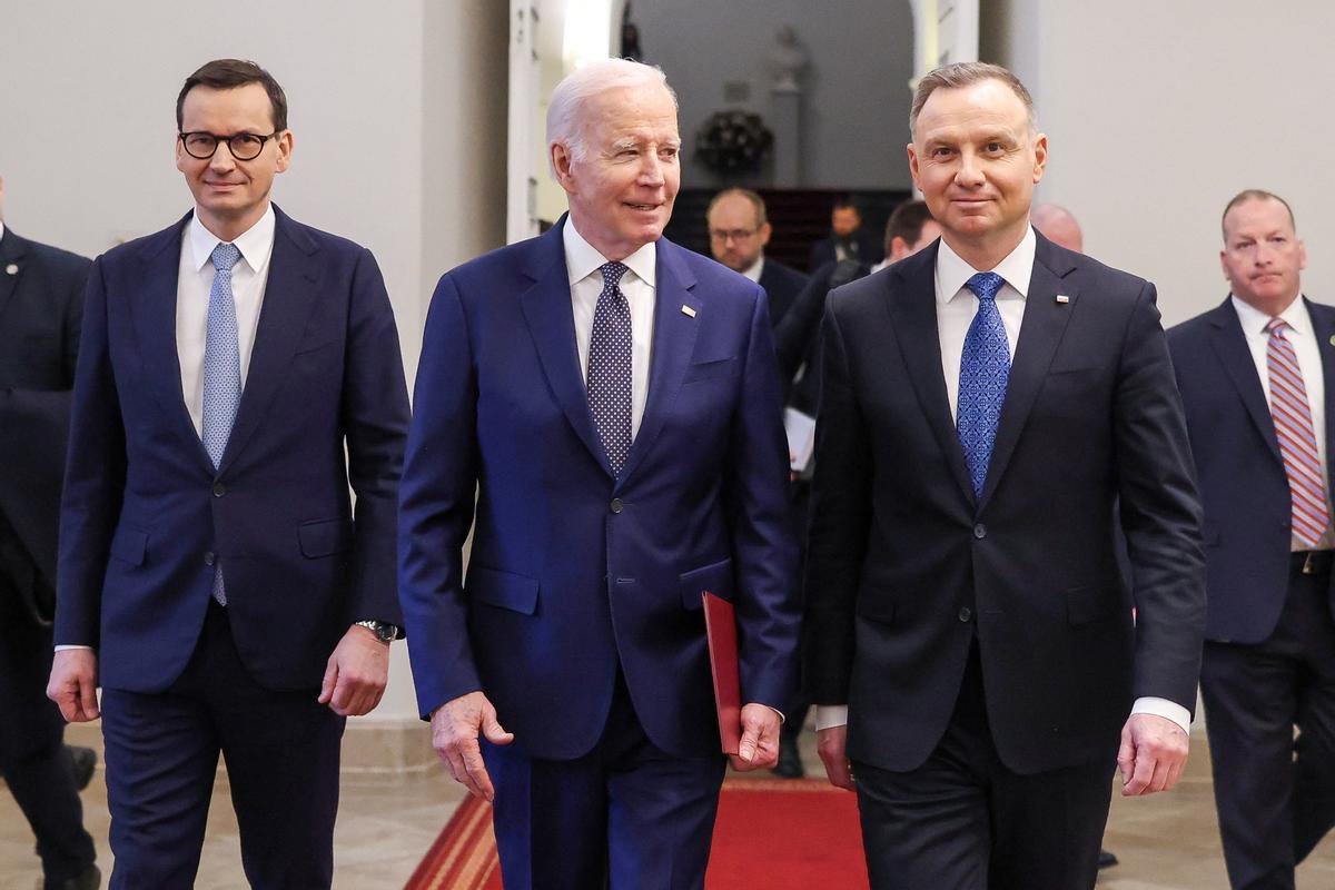 El presidente estadounidense Joe Biden y el presidente polaco Andrzej Duda y el primer ministro Mateusz Morawiecki caminan durante una reunión bilateral.