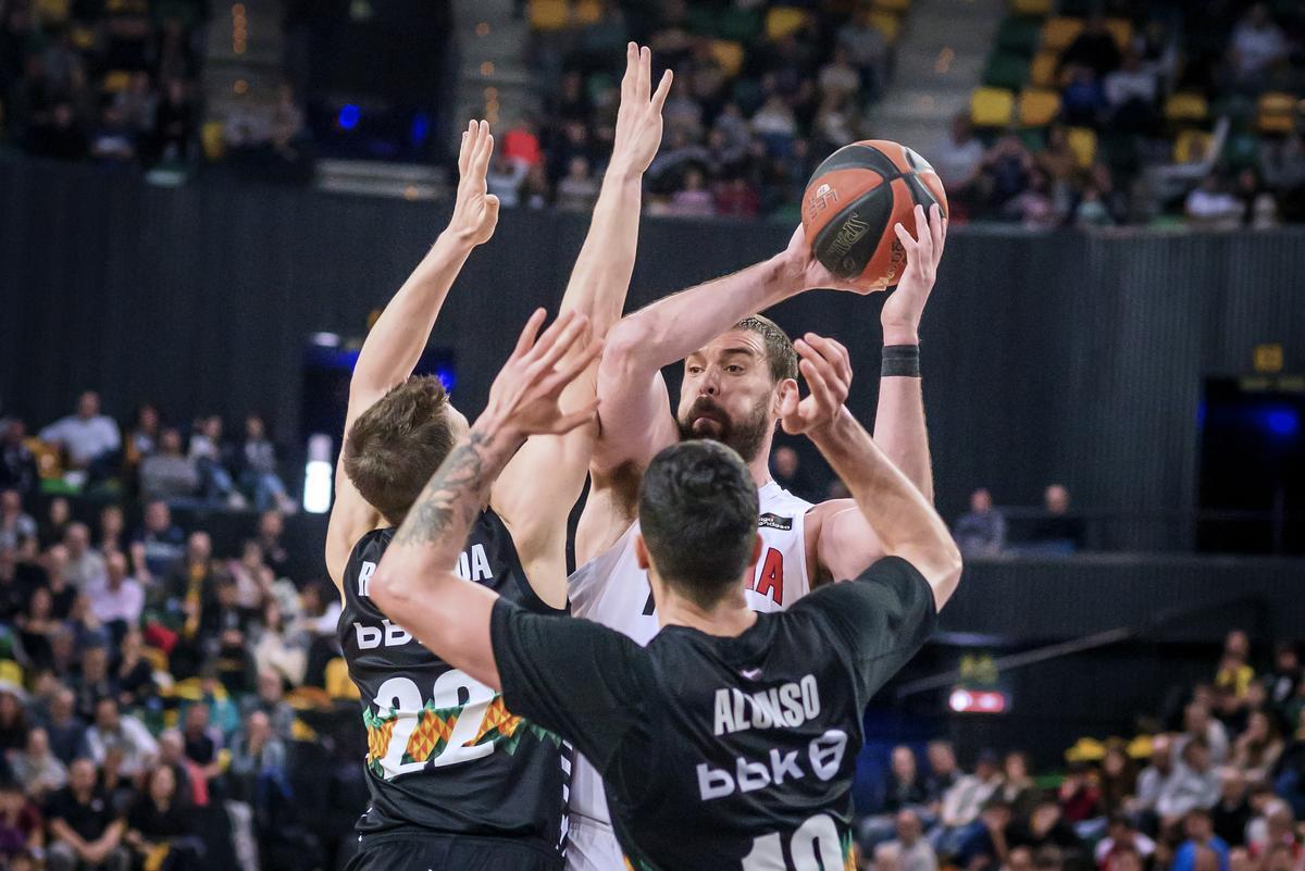 Marc Gasol intenta jugar el balón, rodeado de Rabaseda y Alonso, del Bilbao Basket