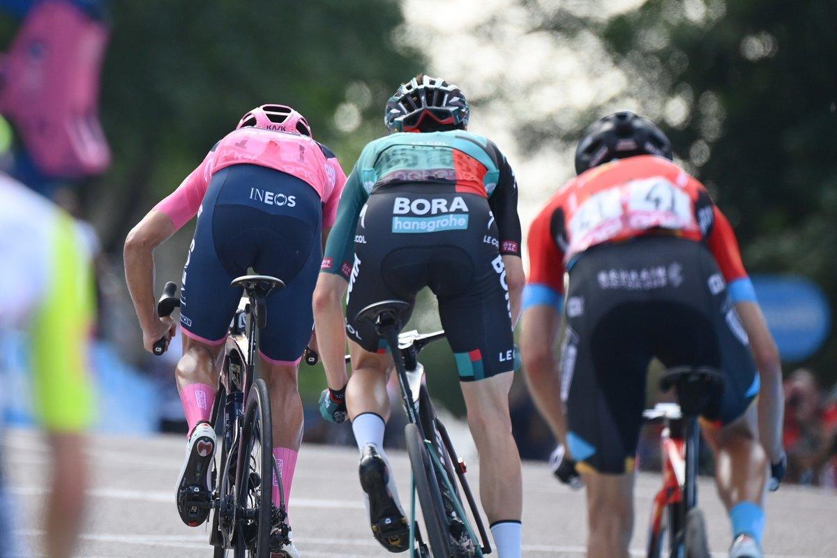 Carapaz, Hindley y Landa, de espaldas, tras los ataques de la 19ª etapa del Giro.
