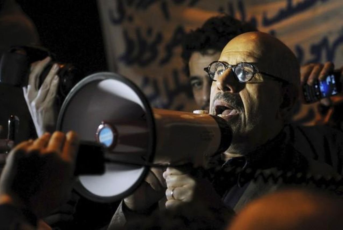 Mohamed El Baradei, en El Cairo, con los manifestantes. Mohamed El Baradei, en El Cairo, con los manifestantes.