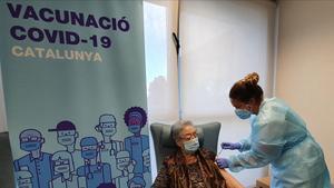 Pepita Duch, de 97 años, la primera tarraconense en recibir la vacuna Pfizer, en la residencia Mare de Deu de la Mercè de Tarragona, el pasado 18 de enero.