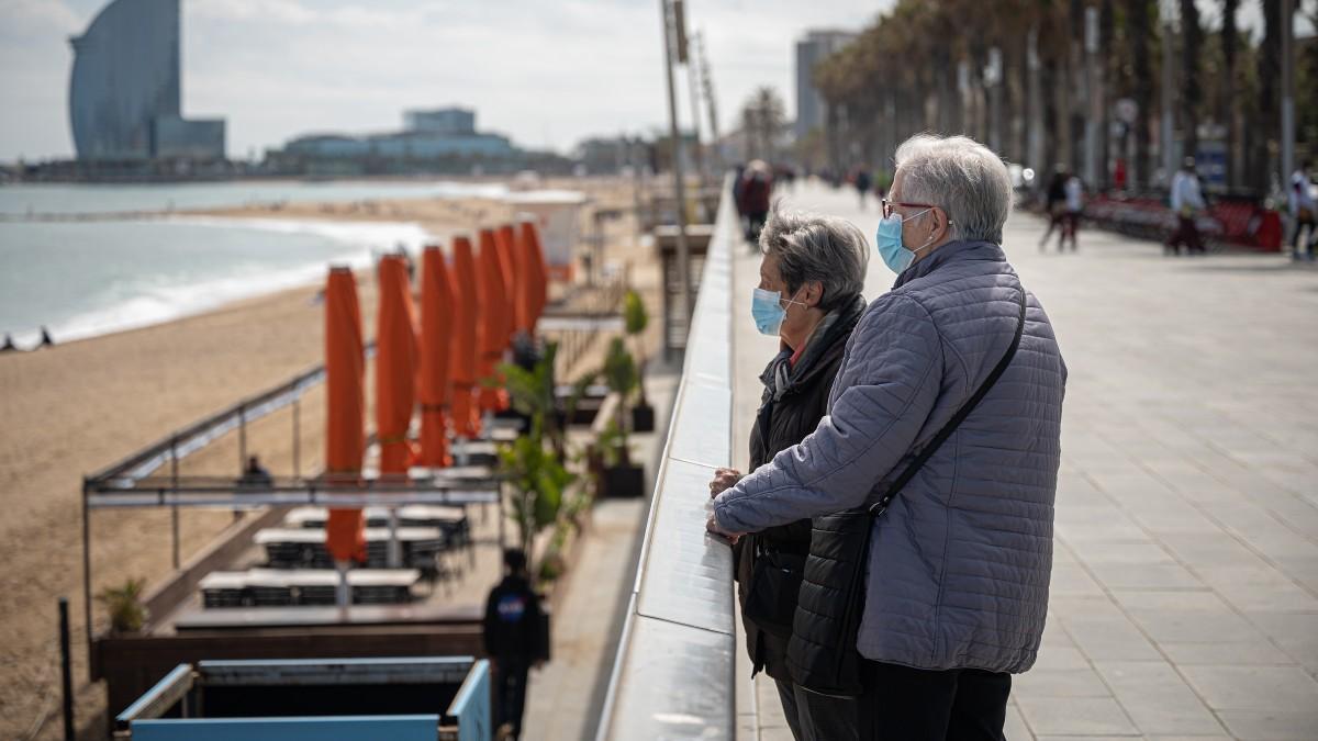 Jubilados en el paseo marítimo de Barcelona.