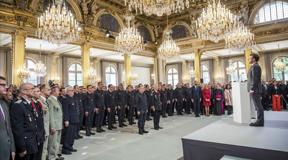 Macron habla a los bomberos en el Elíseo. Macron habla a los bomberos en el Elíseo.