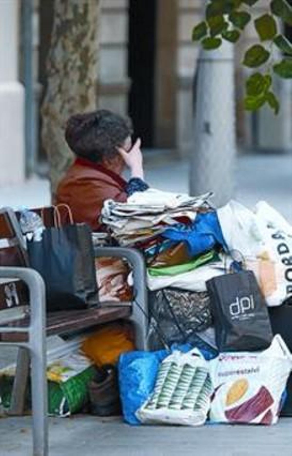 Desamparo 8 Una mujer en un banco del Eixample barcelonés. Desamparo 8 Una mujer en un banco del Eixample barcelonés.