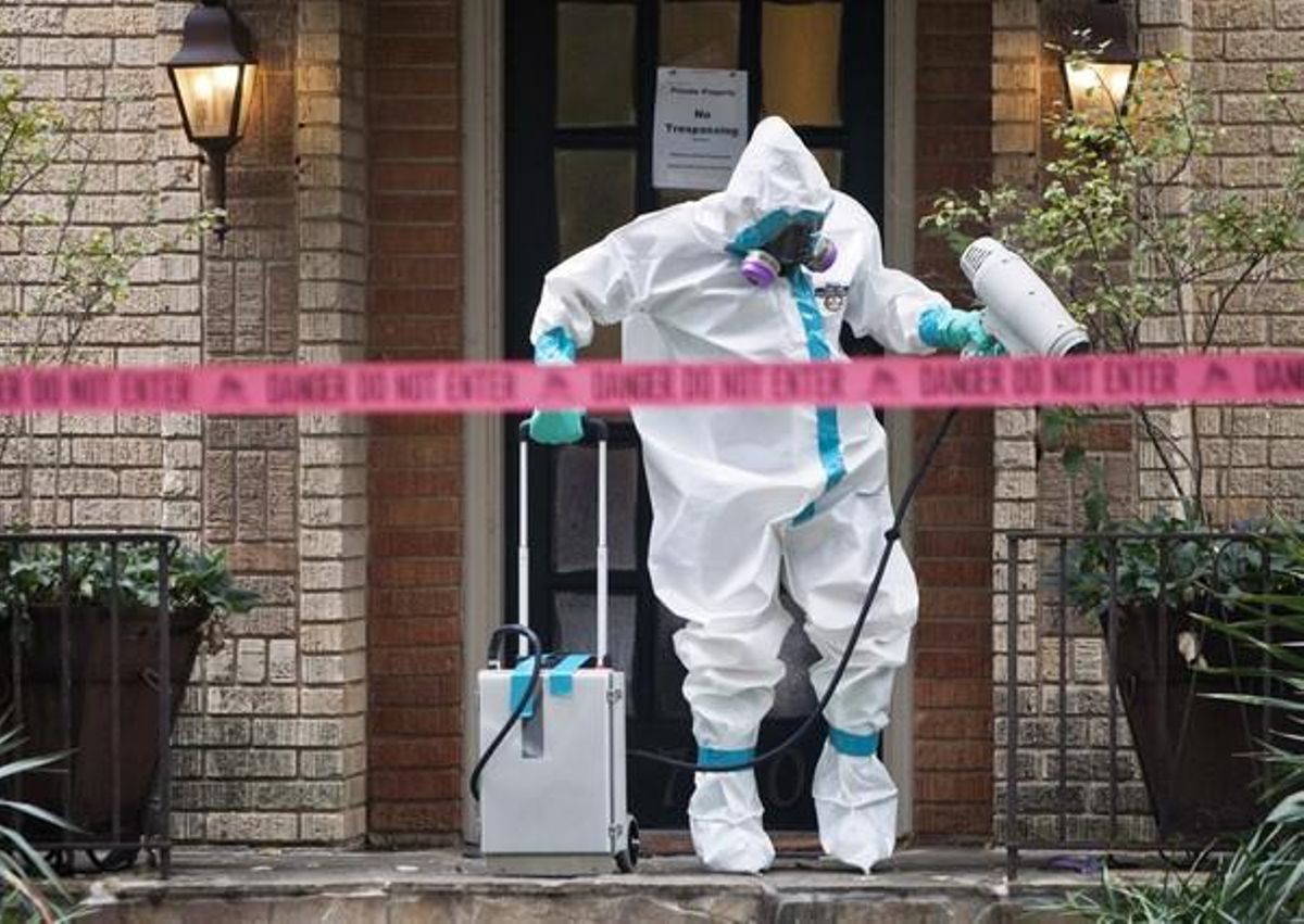Una persona desinfectando la casa de la sanitaria contagiada por el virus del ébola en Dallas. Una persona desinfectando la casa de la sanitaria contagiada por el virus del ébola en Dallas.