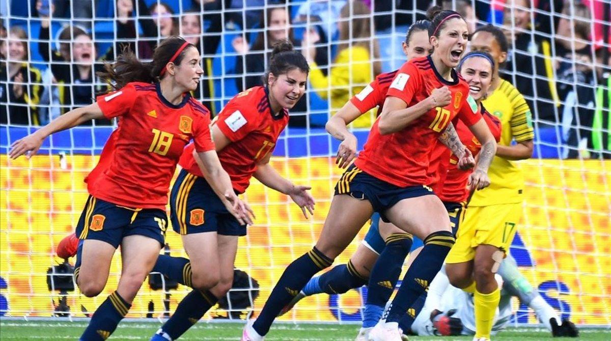 Las jugadoras españolas celebran el segundo penalti de Hermoso. 