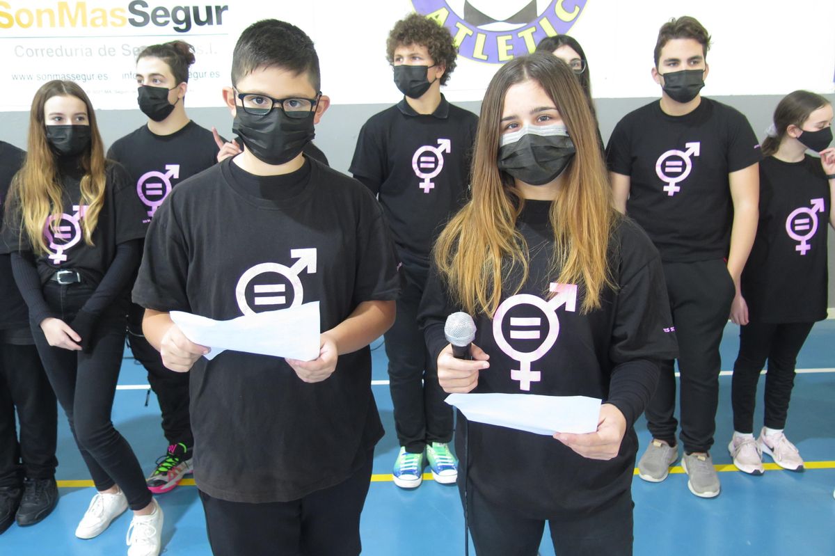 Unai, de 12 años, y África, de 14, han sido quienes han leído, hoy, el manifiesto contra la violencia de género en el IES de Son Ferrer (Mallorca). Unai, de 12 años, y África, de 14, han sido quienes han leído, hoy, el manifiesto contra la violencia de género en el IES de Son Ferrer (Mallorca).