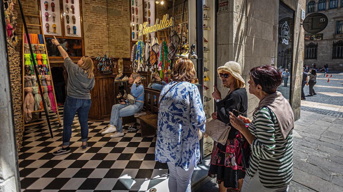 La apertura de tiendas en Barcelona los domingos y festivos de verano se limita a los barrios céntricos y turísticos