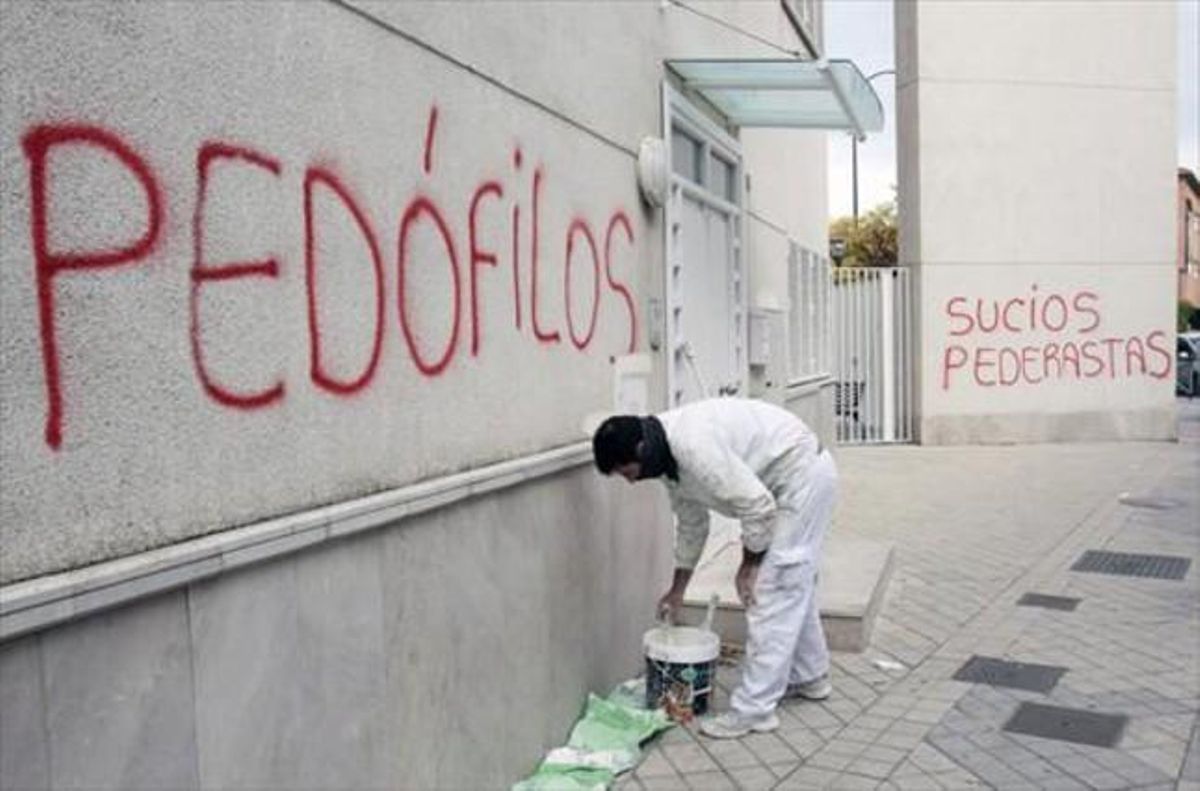 Ira 8 Pintadas, hace un año, contra un párroco de Granada detenido por supuestos abusos a menores. Ira 8 Pintadas, hace un año, contra un párroco de Granada detenido por supuestos abusos a menores.