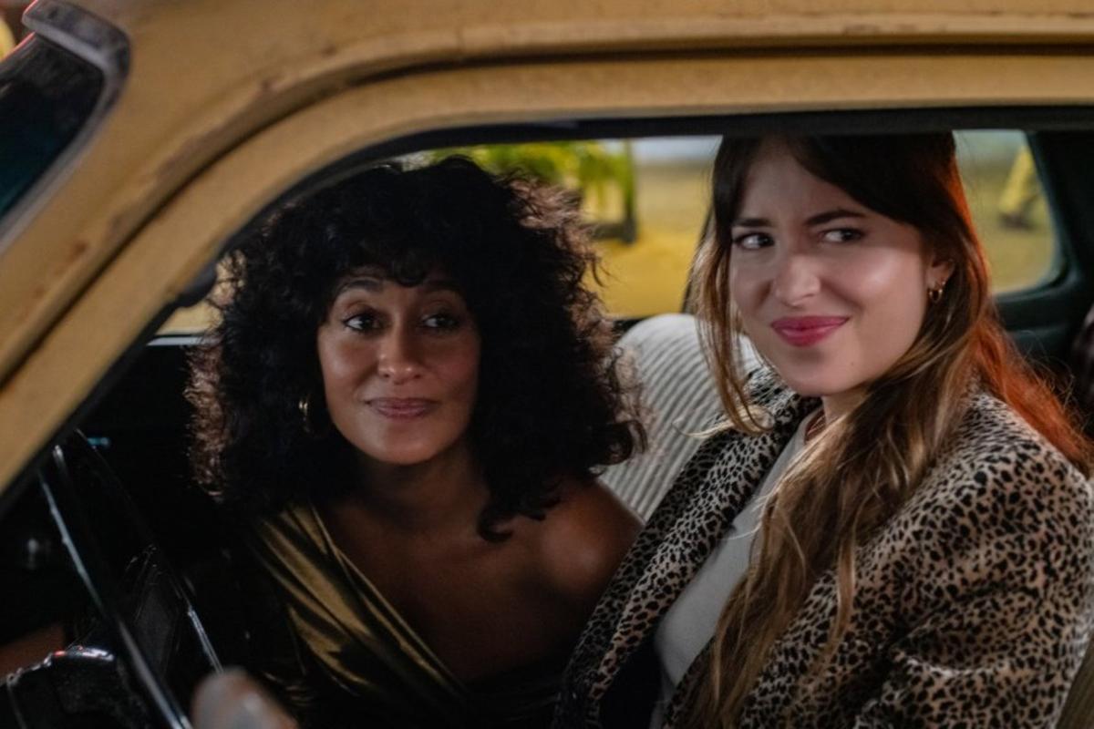 Tracee Ellis Ross (izquierda) y Dakota Johnson, en ’Personal assistant’. Tracee Ellis Ross (izquierda) y Dakota Johnson, en ’Personal assistant’.