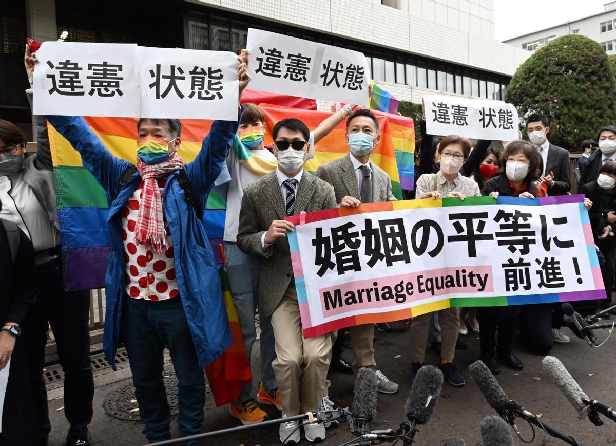 Los manifestantes a favor del matrimonio homosexual sostienen varias pancartas, entre ellas, en una se lee Avanzando hacia la igualdad matrimonial, ante el Tribunal de Distrito de Tokio en Tokio, Japón.