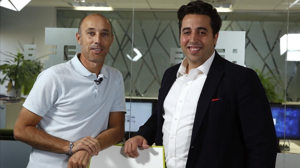 Jonathan Praena, presidente del Fuenlabrada, a la derecha, junto a Antonio Calderón, entrenador del equipo. Jonathan Praena, presidente del Fuenlabrada, a la derecha, junto a Antonio Calderón, entrenador del equipo.