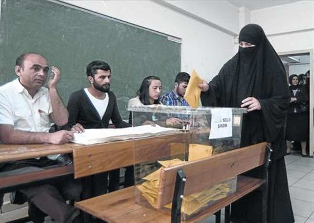 En el colegio electoral 8Una mujer con burka deposita su voto en Estambul, ayer. En el colegio electoral 8Una mujer con burka deposita su voto en Estambul, ayer.