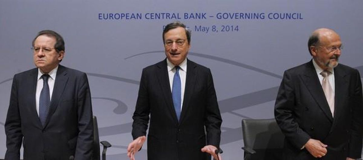 El vicepresidente del BCE, Vitor Constancio; el presidente Mario Draghi; y el Gobernador del banco central belga, Luc Coene. El vicepresidente del BCE, Vitor Constancio; el presidente Mario Draghi; y el Gobernador del banco central belga, Luc Coene.