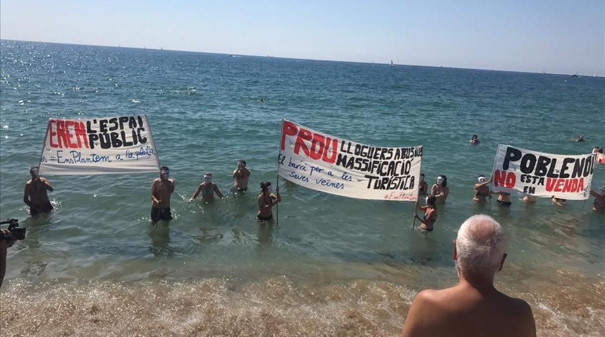 Acción de la plataforma Ens Plantem este domingo en las playas de Sant Martí. Acción de la plataforma Ens Plantem este domingo en las playas de Sant Martí.