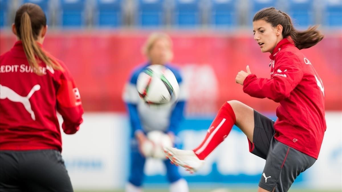 Florijana Ismaili, en un entrenamiento de Suiza en el Mundial del 2015. Florijana Ismaili, en un entrenamiento de Suiza en el Mundial del 2015.