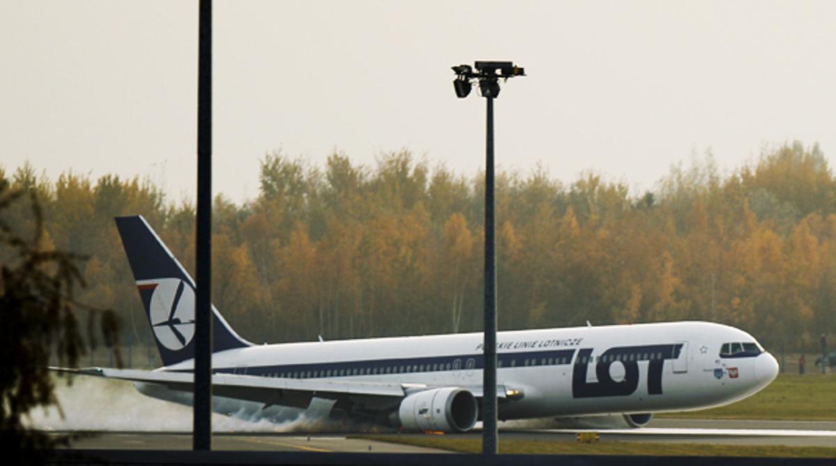 Un vuelo de la compañía polaca LOT, con 230 pasajeros a bordo, aterriza sin tren de aterrizaje en el aeropuerto de Varsovia (Polónia).