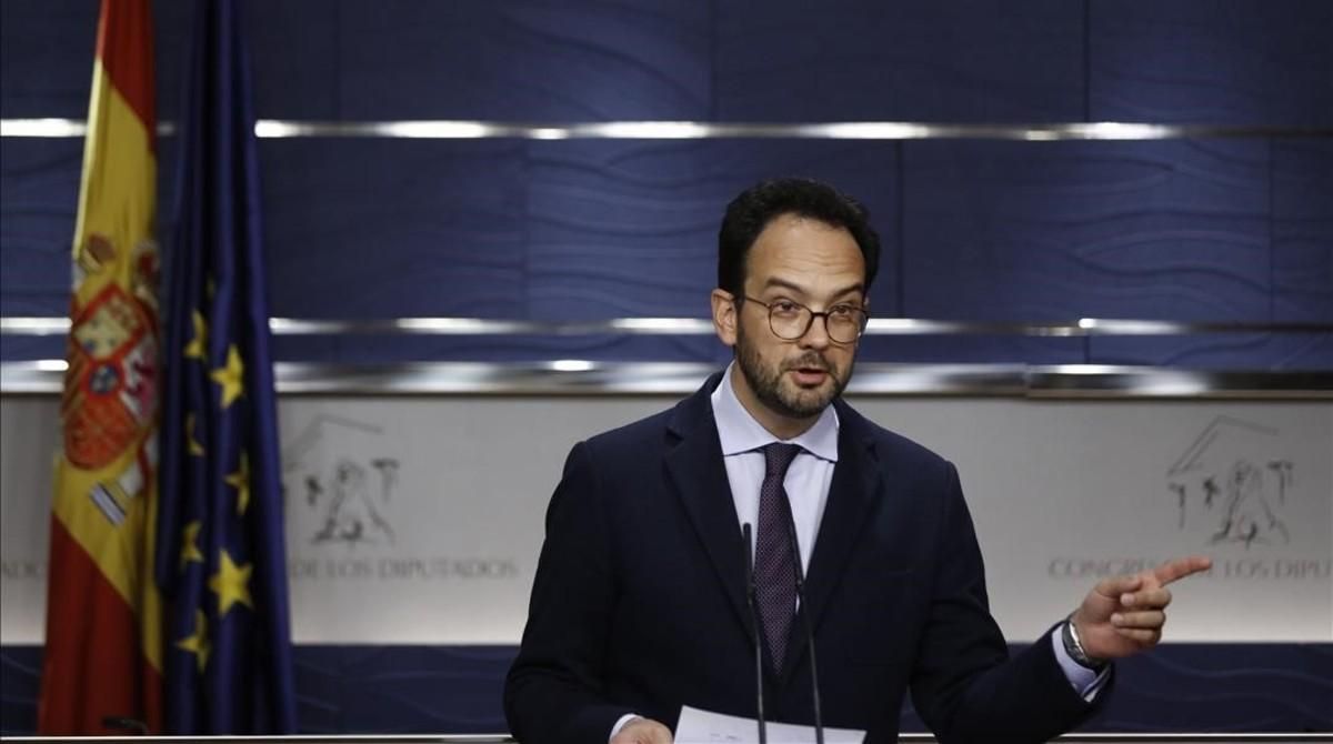 El portavoz socialista, Antonio Hernando, en rueda de prensa en el Congreso. El portavoz socialista, Antonio Hernando, en rueda de prensa en el Congreso.