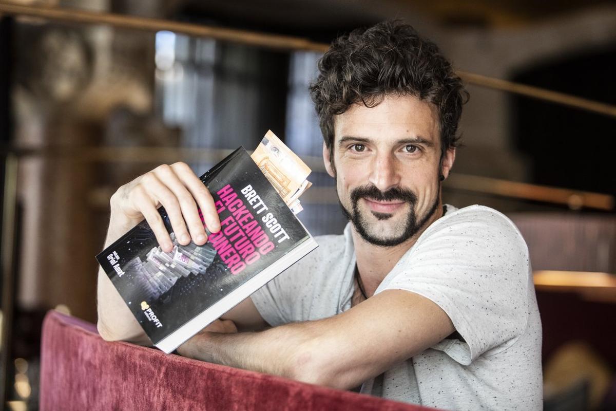 Brett Scott, promocionando su libro ’Hackeando el futuro del dinero’, en Barcelona.