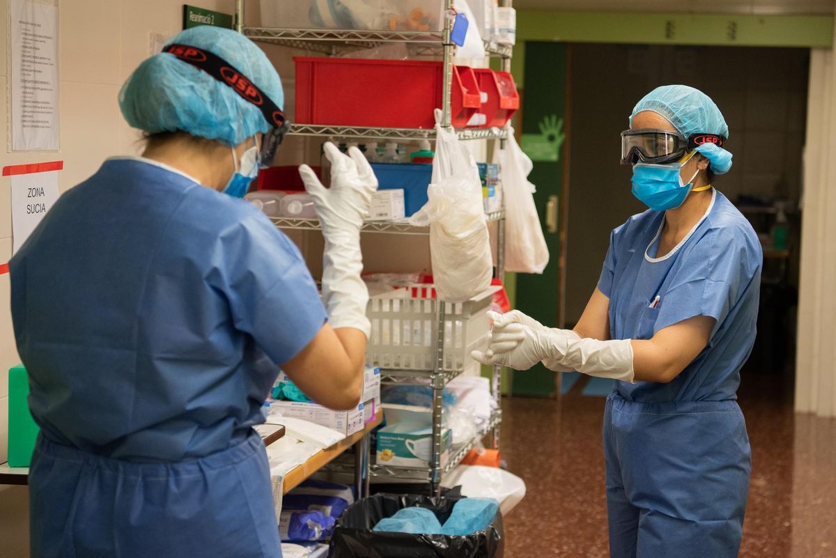 Sanitarios, en el Hospital Clínic de Barcelona. Sanitarios, en el Hospital Clínic de Barcelona.