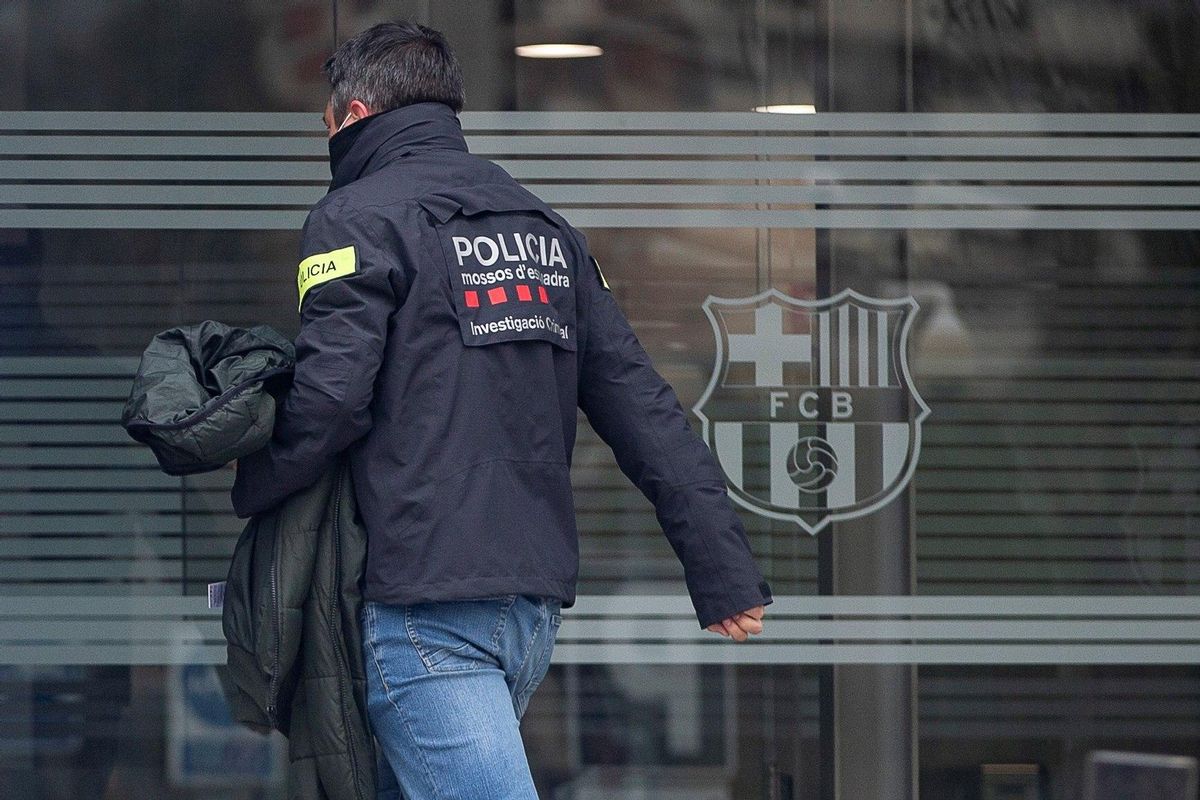 Un policia, a las puertas de las oficinas del Barça. Un policia, a las puertas de las oficinas del Barça.