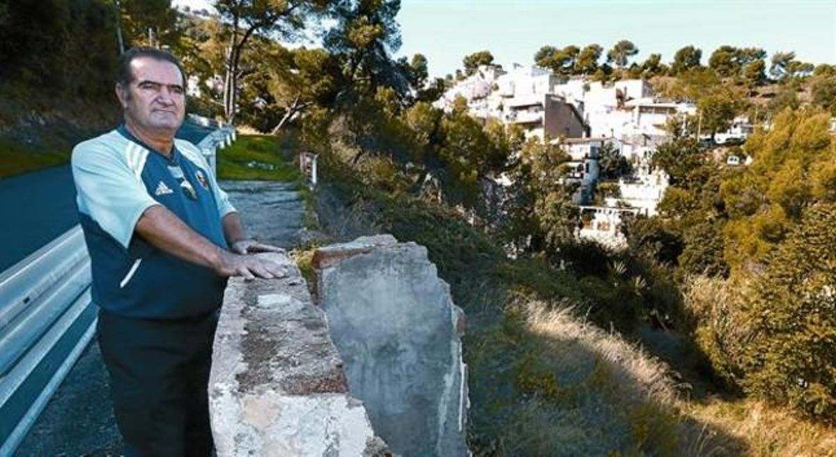 Solo matorrales 8 Espacio en el que se levantaba el piso en el que vivía la familia de Antonio Cuenca, desalojada por el ayuntamiento en el 2007. Solo matorrales 8 Espacio en el que se levantaba el piso en el que vivía la familia de Antonio Cuenca, desalojada por el ayuntamiento en el 2007.