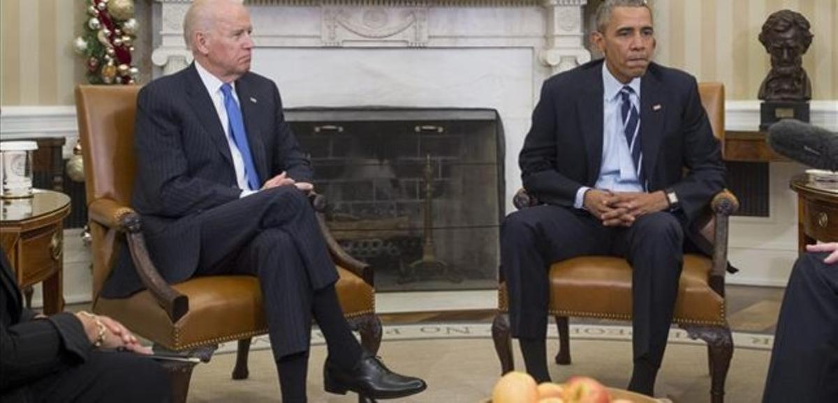 Obama (derecha) y el vicepresidente Joe Biden, en el Despacho Oval de la Casa Blanca, este jueves.