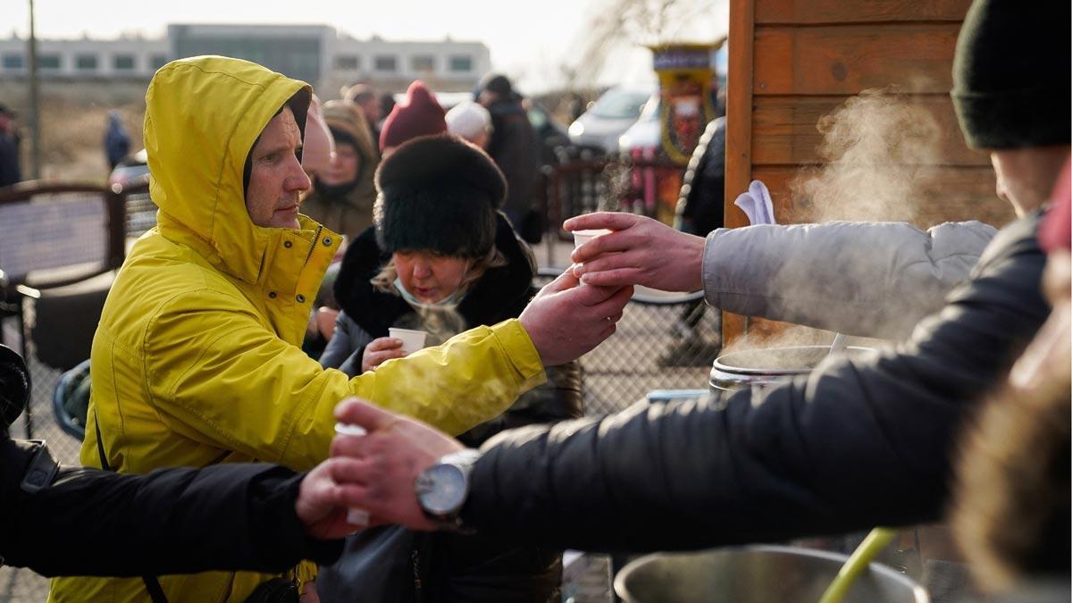 Refugiados procedentes de Ucrania reciben bebida caliente en Medyka, Polonia.