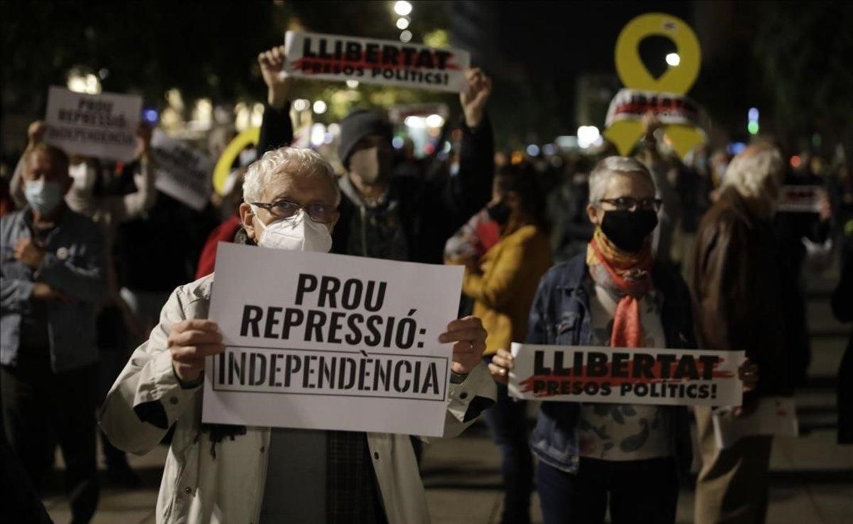 Concentración de protesta por las detenciones de personas afines a Puigdemont, convocada por Òmnium en la plaza de la Catedral. Concentración de protesta por las detenciones de personas afines a Puigdemont, convocada por Òmnium en la plaza de la Catedral.