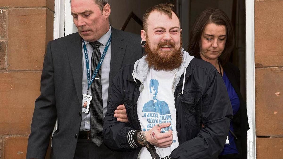 Mark Meechan mientras está siendo arrestado Mark Meechan mientras está siendo arrestado