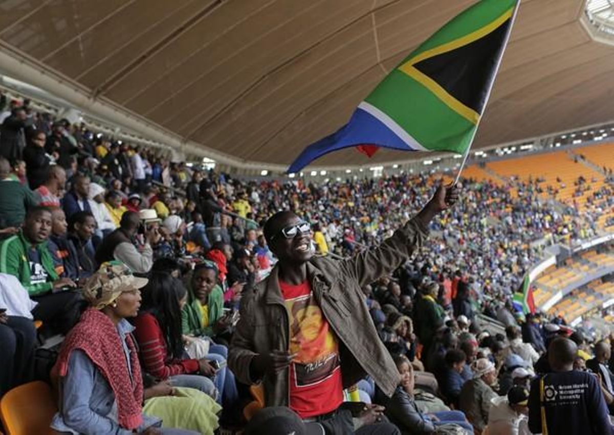 Cientos de personas asisten en el estadio FNB de Johannesburgo al funeral de Mandela. Cientos de personas asisten en el estadio FNB de Johannesburgo al funeral de Mandela.