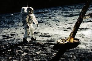 Aldrin, sobre la superficie lunar, tras la primera misa que él mismo se oficio a bordo del Eagle.
