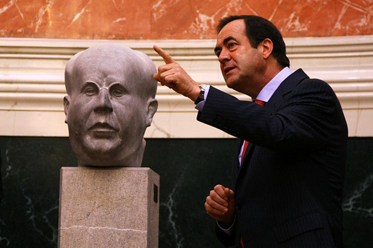 José Bono, durante la colocación del busto de Manuel Azaña, en una sala del Congreso de los Diputados.