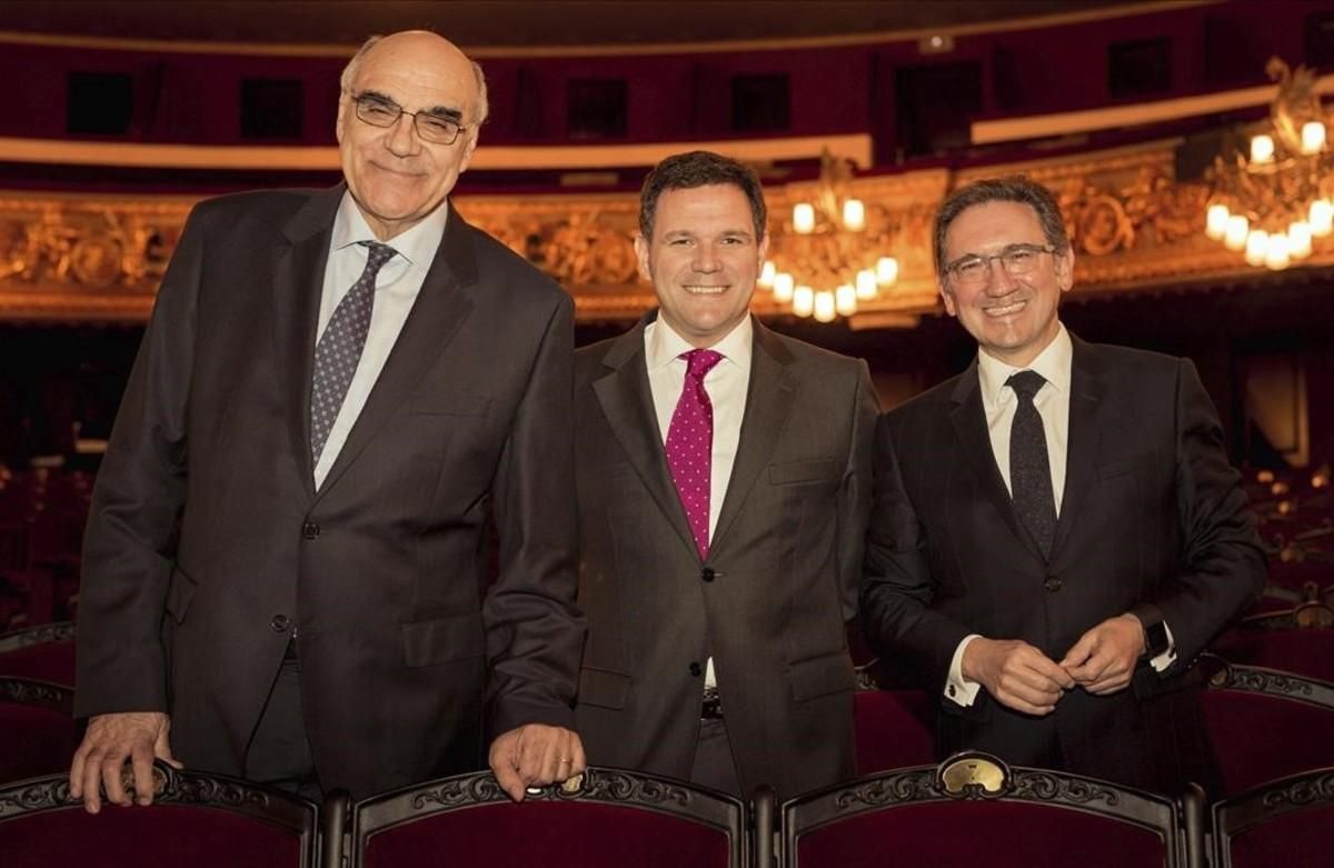 El nuevo presidente del Consejo de Mecenazgo del Liceu, Jaume Giró (derecha), junto a Salvador Alemany (izquierda), presidente de la Fundación del Gran Teatre, y el director general del centro, Roger Guasch. El nuevo presidente del Consejo de Mecenazgo del Liceu, Jaume Giró (derecha), junto a Salvador Alemany (izquierda), presidente de la Fundación del Gran Teatre, y el director general del centro, Roger Guasch.