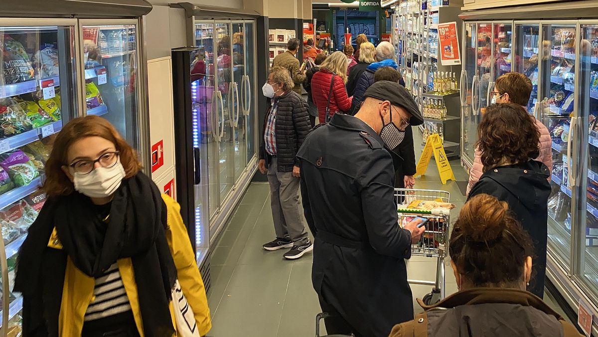 Cola en un supermercado de Barcelona. Cola en un supermercado de Barcelona.