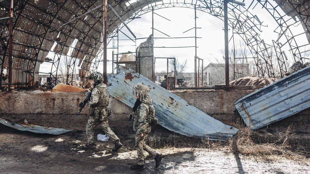 Dos soldados del ejército ucraniano caminan por una antigua fábrica en la línea del frente en Donetsk (Ucrania).