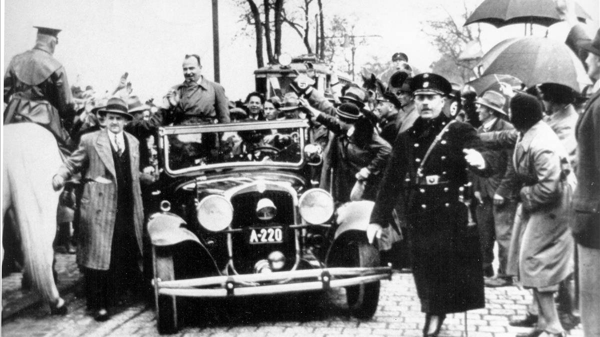Hans Frank (de pie en el coche), llegando a Viena en mayo de 1933. 