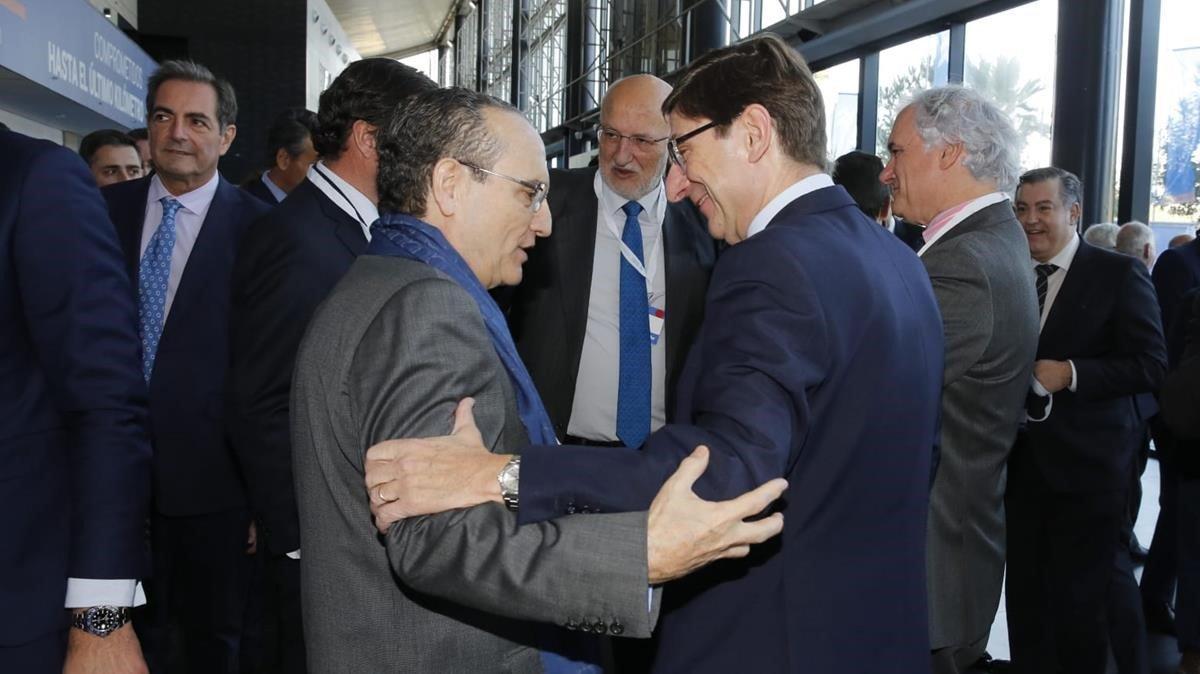 El presidente de Prensa Ibérica, Javier Moll; conversa con el presidente de Bankia, José Ignacio Goirigolzarri, ante la mirada de Juan Roig (Mercadona).