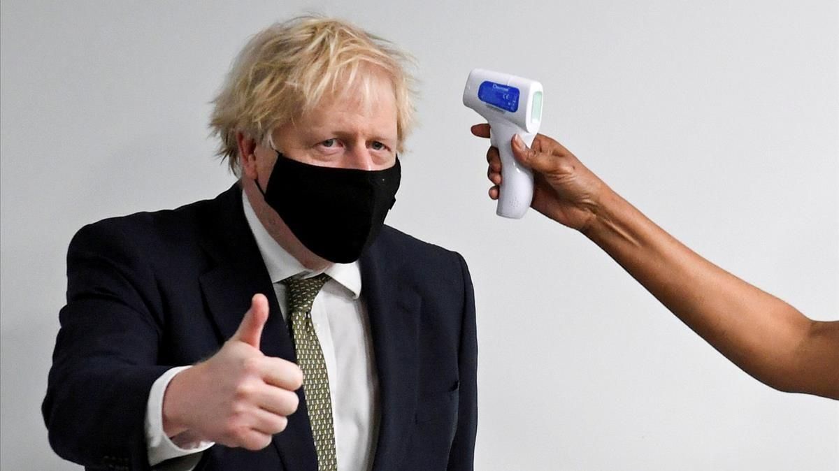 Una enfermera del Hospital Chase Farm de Londres toma la temperatura al primer ministro, Boris Johnson, durante una visita, este lunes. Una enfermera del Hospital Chase Farm de Londres toma la temperatura al primer ministro, Boris Johnson, durante una visita, este lunes.