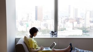 Fotografía cedida por Meta donde aparece una empleada de la empresa mientras trabajo en un espacio de la oficina en Tokio (Japón). EFE/Meta
