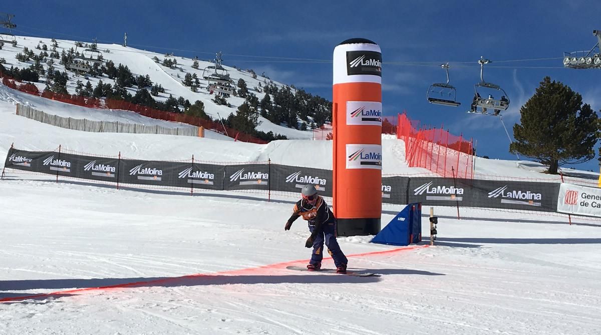 Astrid Fina cruza la meta en segunda posición en la Copa del Mundo de snowboard paralímpico disputada en La Molina. Astrid Fina cruza la meta en segunda posición en la Copa del Mundo de snowboard paralímpico disputada en La Molina.