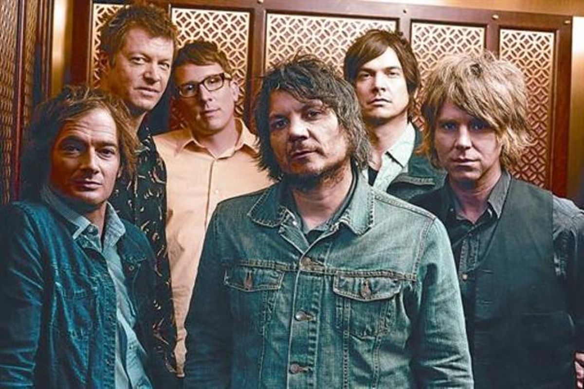El grupo estadounidense Wilco, con su líder en el centro, el cantante Jeff Tweedy. Abajo, la portada del nuevo disco, ’The whole love’. El grupo estadounidense Wilco, con su líder en el centro, el cantante Jeff Tweedy. Abajo, la portada del nuevo disco, ’The whole love’.