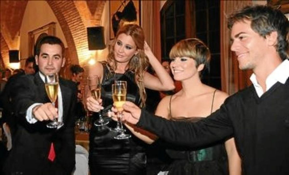 De izquierda a derecha, Carles Jiménez, Elisabeth Reyes, Pasión Vega y Marc Clotet celebran la investidura. De izquierda a derecha, Carles Jiménez, Elisabeth Reyes, Pasión Vega y Marc Clotet celebran la investidura.