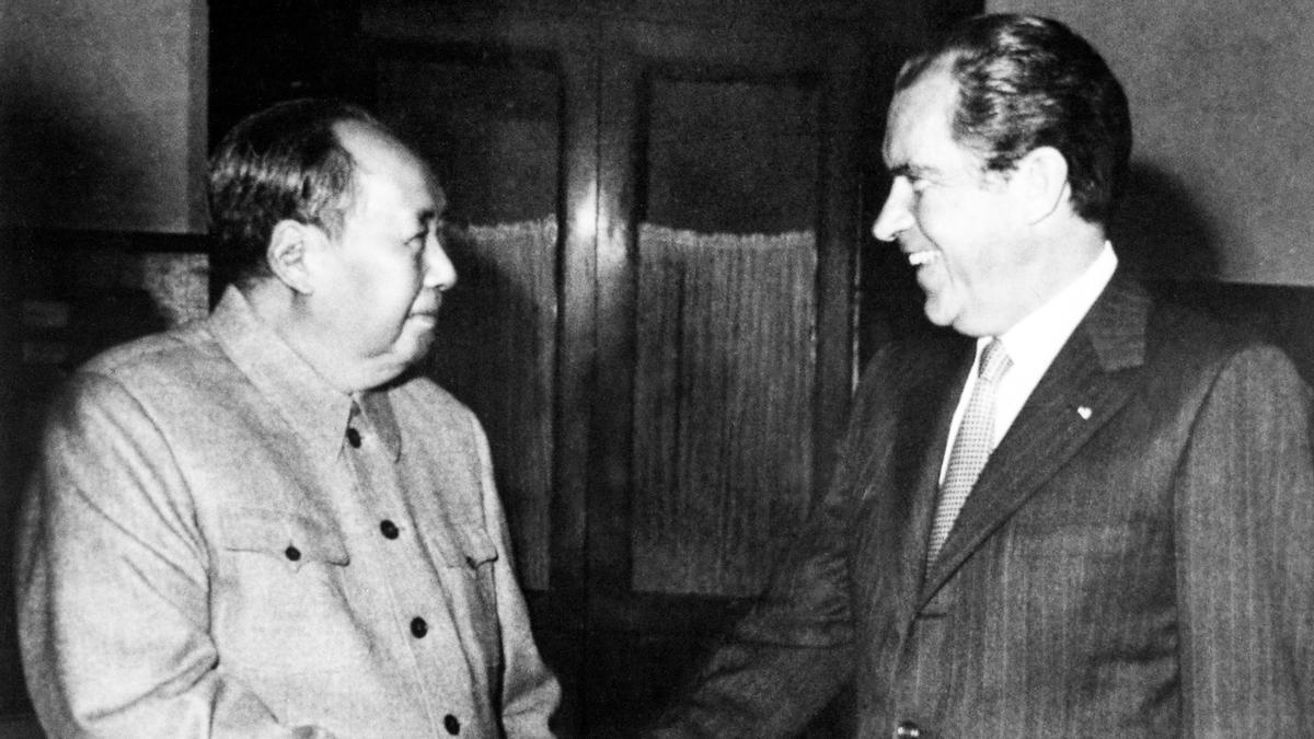 Mao Zedong y Richard Nixon se dan la mano en Beijing, en febrero de 1972