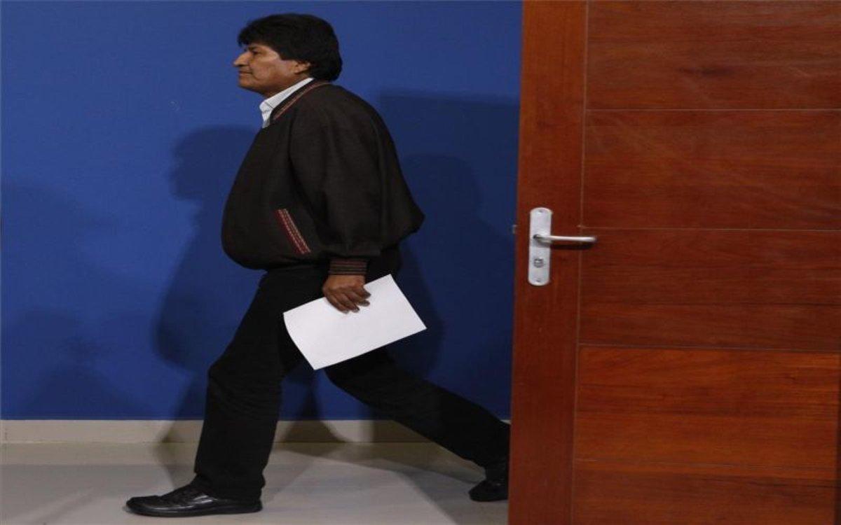 Evo Morales saliendo después de anunciar su renuncia a la presidencia de Bolivia.