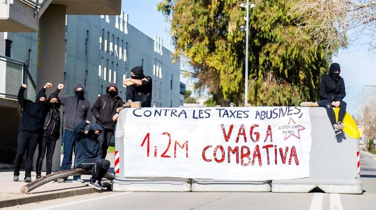Un grupo de estudiantes de la UAB exhibe una pancarta a favor de la bajada de tasas, este miércoles. Un grupo de estudiantes de la UAB exhibe una pancarta a favor de la bajada de tasas, este miércoles.